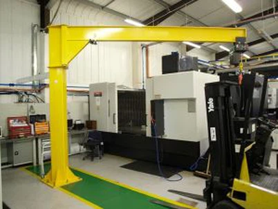 Wettbewerbsfähiger Rotary Luffing Jib Kran mit Schwenkarm